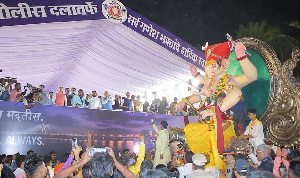 गणपति विसर्जन: धार्मिक जुलूसों को क्यों निशाना बनाया जा रहा है?