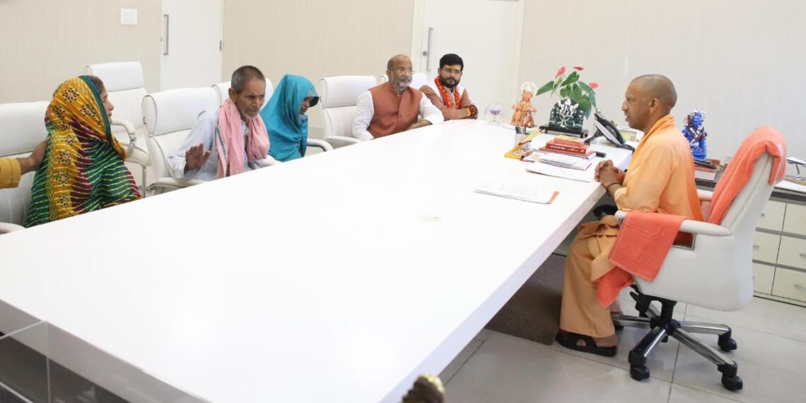 बहराइच: नेपाल भागने की फिराक में दंगाई, पीड़ित परिवार से मिले योगी, कहा- किसी कीमत पर बख्शेंगे नहीं