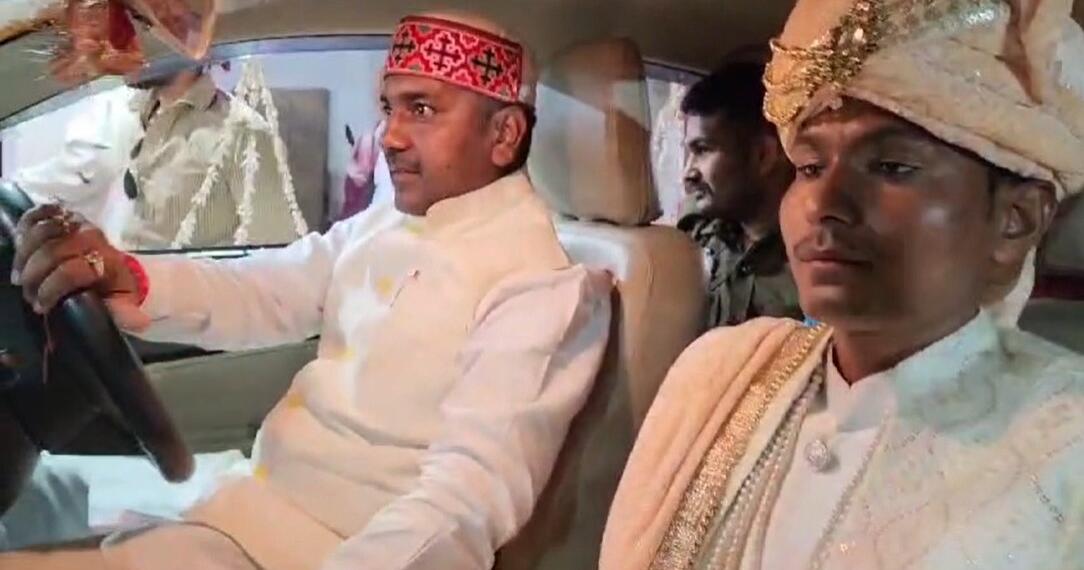 अपने ड्राइवर के ड्राइवर बने नेताजी: शादी पर बीजेपी MLA ने संभाली दूल्हेराजा की कार की स्टीयरिंग