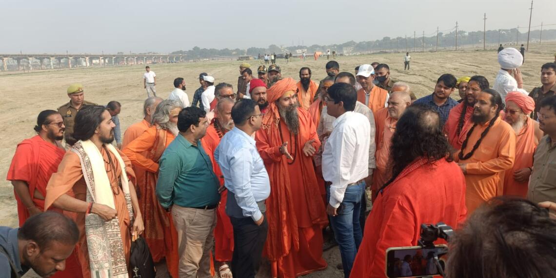 महाकुंभ 2025: खूंटे गाड़ने की परंपरा पूरी, अखाड़ों की बसावट शुरू, पहले दिन 10 अखाड़ों को जमीन आवंटन