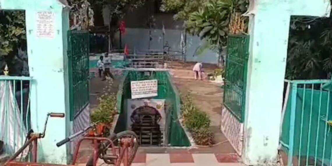 जबलपुर में मंदिर की बावड़ी में कब्जा कर मजार बनाने का आरोप