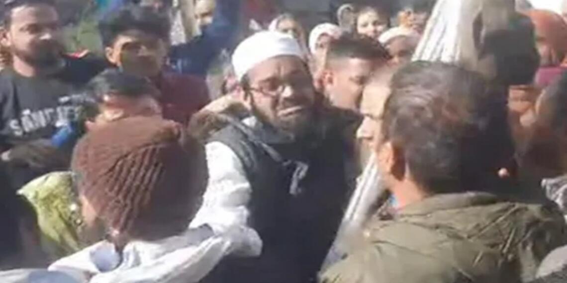 NIA Raids Mufti Khalid Nadvi's House in Foreign Funding Case, Crowd Rescues Cleric After Announcements from Mosques
