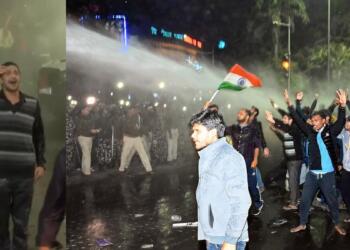 छात्र रात में भी प्रदर्शन कर रहे हैं जिनके खिलाफ वाटर कैनन का इस्तेमाल किया गया है