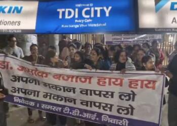 मंदिर के सामने मुस्लिम को बेच दिया मकान तो विरोध पर उतरे कॉलोनी के लोग; हिंदुओं के विरोध में उतरे सपाई