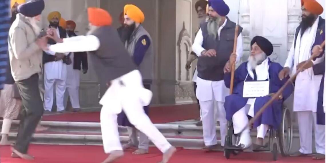 हमलावर को लोगों ने पकड़ लिया है