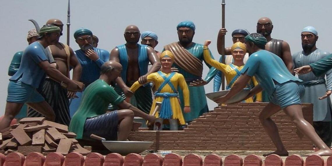 औरंगज़ेब ने जोरावर सिंह और फतेह सिंह को दीवार मे ज़िंदा चुनवाने का आदेश दिया था