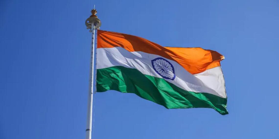 गणतंत्र दिवस पर राष्ट्रपति झंडा फहराते हैं जबकि स्वतंत्रता दिवस पर यह कार्य प्रधानमंत्री करते हैं