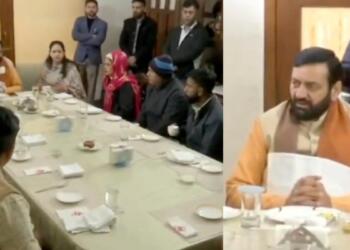 सफाई कर्मियों के नाश्ता करते सीएम सैनी