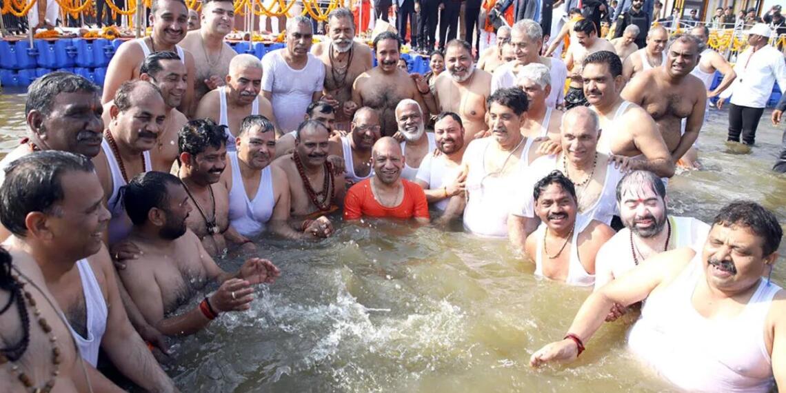 कैबिनेट के साथ प्रयागराज में डुबकी लगाते योगी आदित्यनाथ
