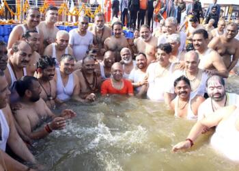 कैबिनेट के साथ प्रयागराज में डुबकी लगाते योगी आदित्यनाथ