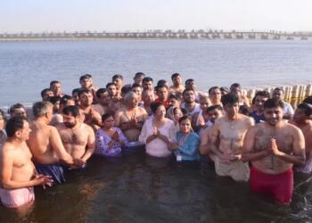 Pakistani Devotees Share Emotional Experience at Mahakumbh