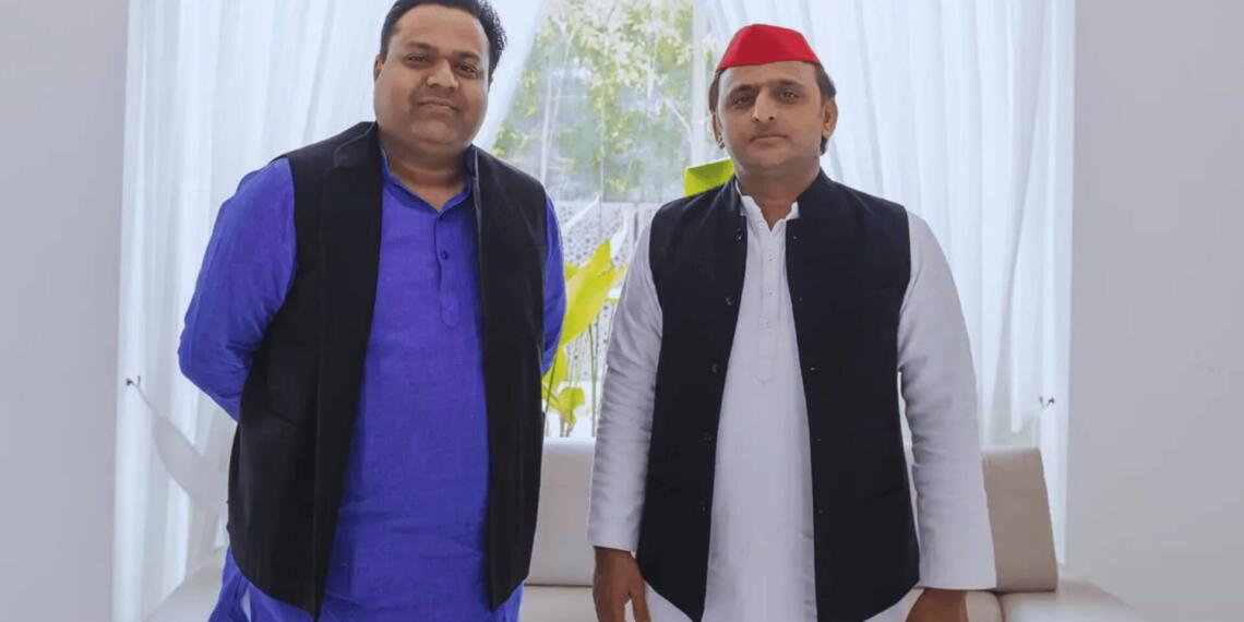 अखिलेश यादव के साथ जगन अग्रवाल (फोटो: जगन अग्रवाल फेसबुक)