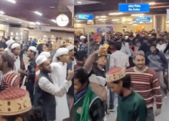 मेट्रो स्टेशन पर हंगामा करती मुस्लिम युवकों की भीड़ (Screengrab)