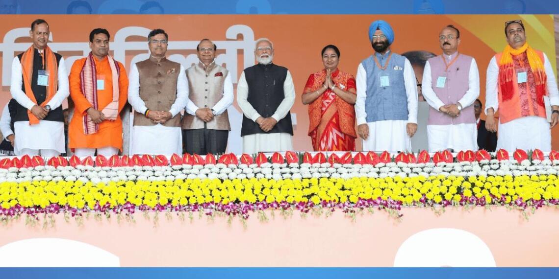 दिल्ली के नवनियुक्त मंत्रिमंडल के साथ पीएम मोदी