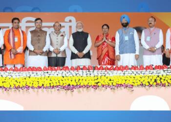 दिल्ली के नवनियुक्त मंत्रिमंडल के साथ पीएम मोदी