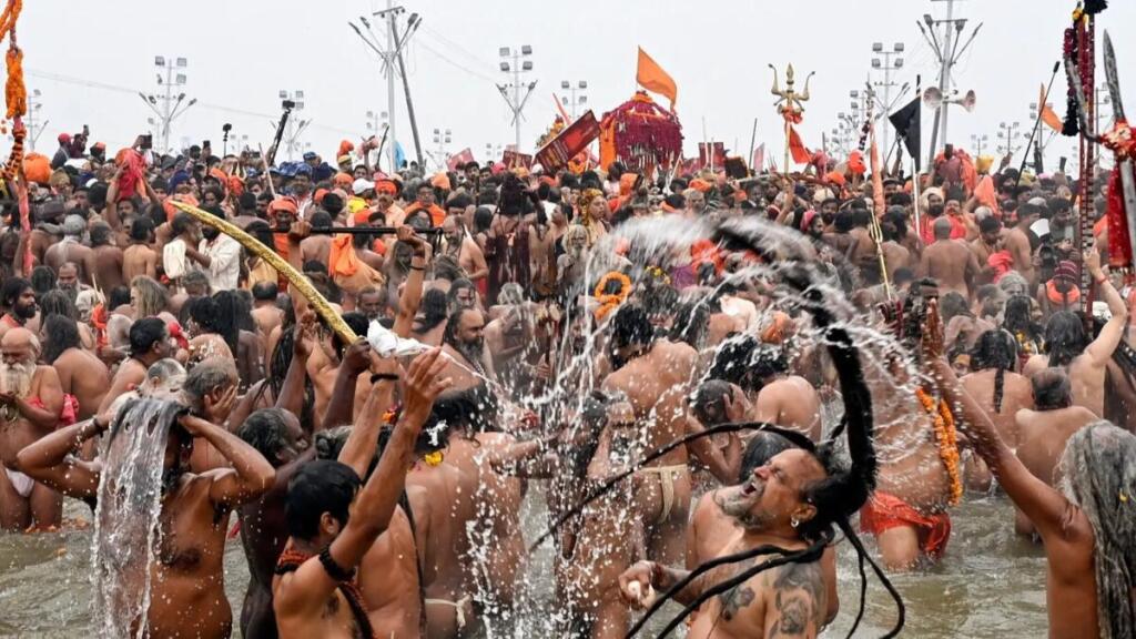 शाही स्नान का नेतृत्व विभिन्न अखाड़ों के प्रमुख साधु, नागा साधु और महामंडलेश्वर करते हैं