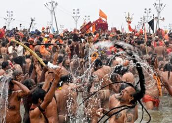 शाही स्नान का नेतृत्व विभिन्न अखाड़ों के प्रमुख साधु, नागा साधु और महामंडलेश्वर करते हैं