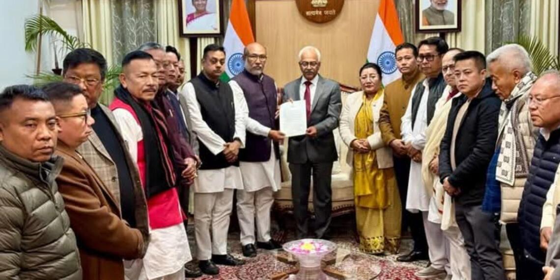 राज्यपाल अजय भल्ला को इस्तीफा सौंपते बीरेन सिंह