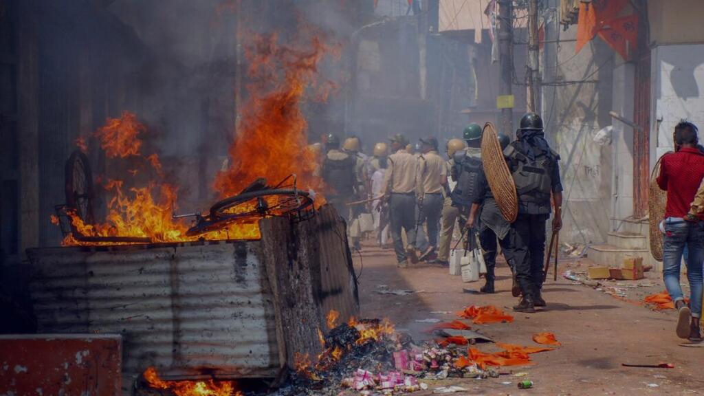 पश्चिम बंगाल में राम नवमी के जुलूस पर हुए हमले के बाद पेट्रोलिंग करते सुरक्षाकर्मी (चित्र: सोशल मीडिया)