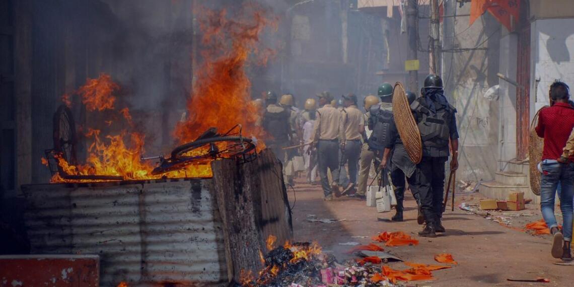 पश्चिम बंगाल में राम नवमी के जुलूस पर हुए हमले के बाद पेट्रोलिंग करते सुरक्षाकर्मी (चित्र: सोशल मीडिया)