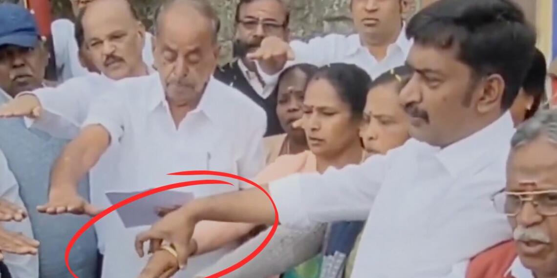 महिला के हाथ से कंगन निकालने की कोशिश करते DMK पार्षद (स्क्रीनग्रैब)