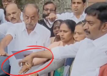 महिला के हाथ से कंगन निकालने की कोशिश करते DMK पार्षद (स्क्रीनग्रैब)