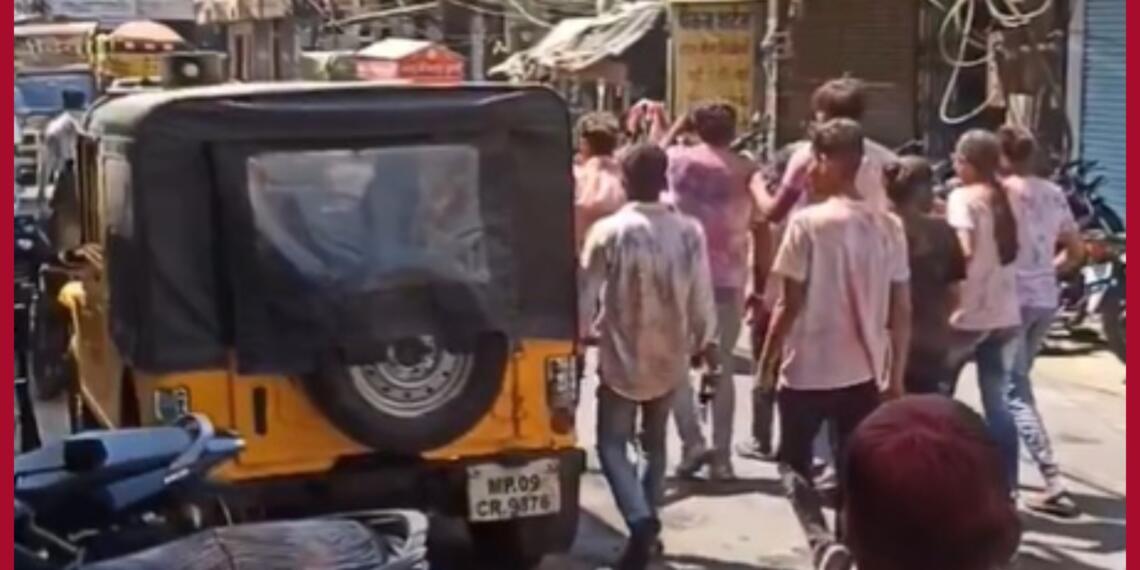 इंदौर गेर में निकले पांच लाख लोगों ने खेली होली और सफाई सिर्फ 38 मिनट में
