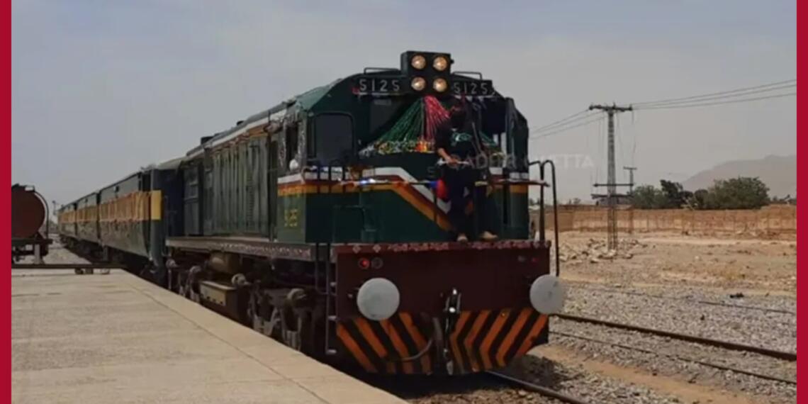 पाकिस्तान में पैसेंजर ट्रेन हाईजैक:बलूच आर्मी का दावा-120 यात्री बंधक