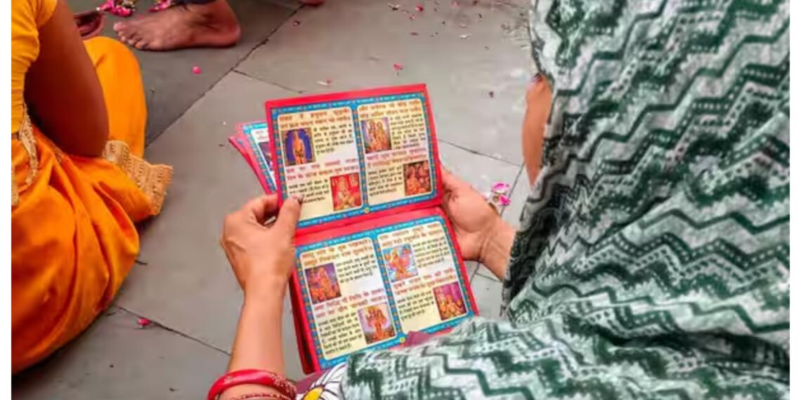 हिंदू संगठनों ने भव्य आयोजन में बांटी 60,000 हनुमान चालीसा की प्रतियां