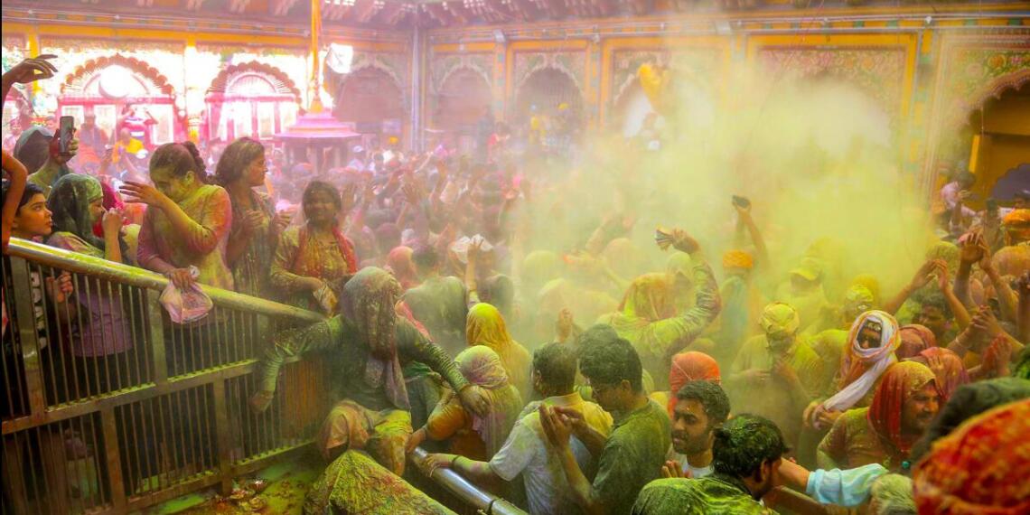 मथुरा के द्वारकाधीश मंदिर में होली खेलते श्रद्धालु (फोटो: IANS)