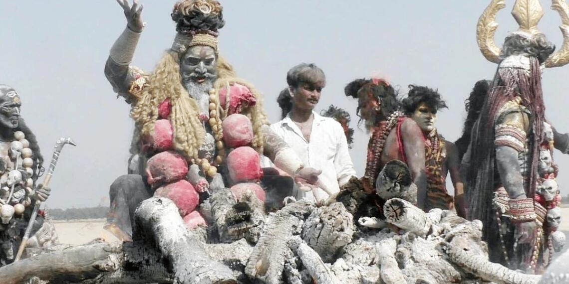 मसाने की होली खेलते संत (चित्र: सोशल मीडिया)