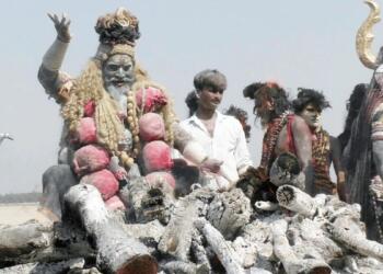 मसाने की होली खेलते संत (चित्र: सोशल मीडिया)