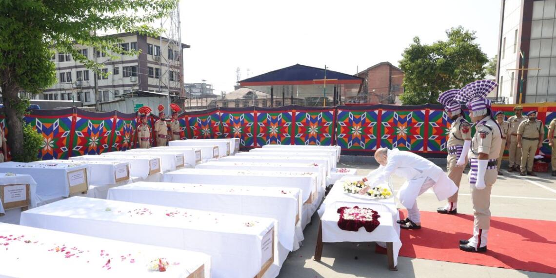 मृतकों के परिवारवालों से मिले Amit Shah, दी श्रद्धांजलि