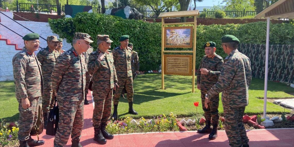 श्रीनगर पहुंचे सेना प्रमुख