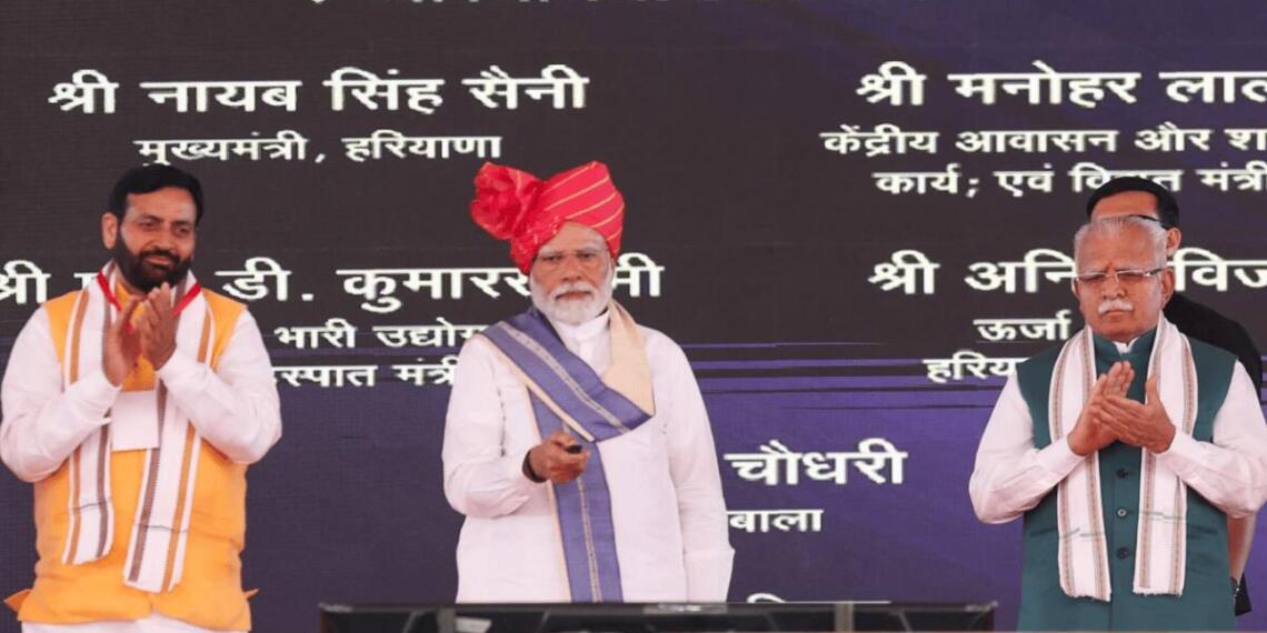 हरियाणा के सीएम सैनी, पीएम मोदी और केंद्रीय मंत्री खट्टर (बाएं से दाएं)