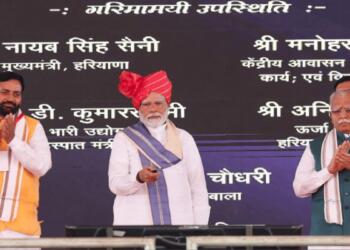 हरियाणा के सीएम सैनी, पीएम मोदी और केंद्रीय मंत्री खट्टर (बाएं से दाएं)