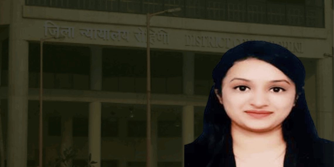 जज शिवांगी मंगला पर भड़का आरोपी (चित्र: जिला न्यायालय उत्तर पश्चिम दिल्ली)