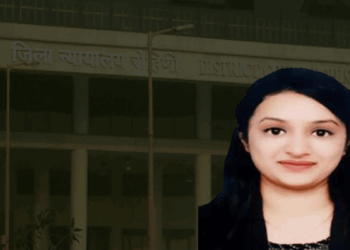 जज शिवांगी मंगला पर भड़का आरोपी (चित्र: जिला न्यायालय उत्तर पश्चिम दिल्ली)