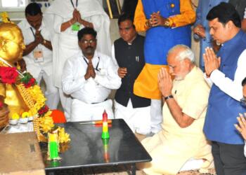मुंबई में चैत्य भूमि पर अंबेडकर को श्रद्धांजलि देते हुए नरेंद्र मोदी (Wikimedia Commons)