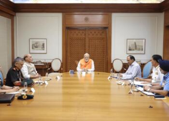 युद्ध नीति पर मंथन शुरू! पीएम मोदी से मिले रक्षा मंत्री, NSA, CDS और तीनों सेनाओं के प्रमुख; गृह मंत्री ने भी की हाई लेवल मीटिंग