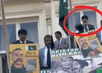 भारतीयों को ओर गला काटने का इशारा करता पाक राजनयिक