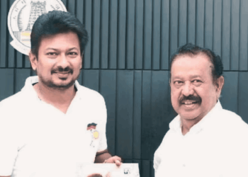 तमिलनाडु के उप-मुख्यमंत्री उदयनिधिन स्टालिन (बाएं) और वन मंत्री के. पोनमुडी