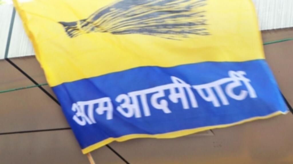 'आप' की सियासत में भूचाल