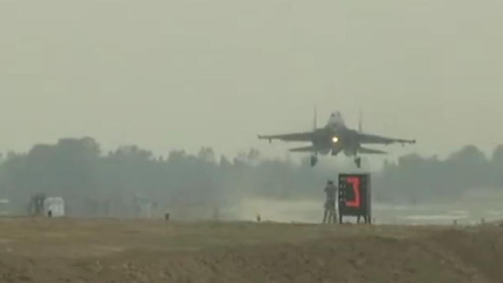 गंगा एक्सप्रेसवे पर उतरे IAF के फाइटर जेट्स