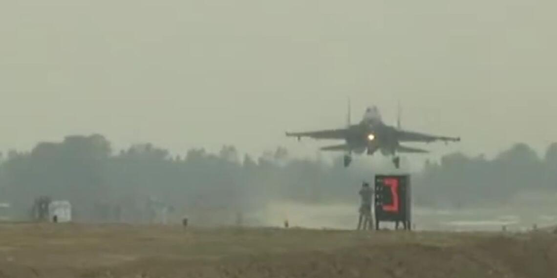 गंगा एक्सप्रेसवे पर उतरे IAF के फाइटर जेट्स