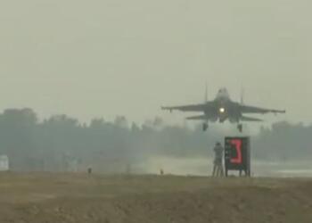 गंगा एक्सप्रेसवे पर उतरे IAF के फाइटर जेट्स