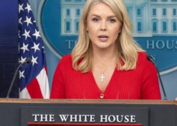 व्हाइट हाउस प्रेस सचिव कैरोलिन लेविट ने वॉशिंगटन स्थित व्हाइट हाउस में एक प्रेस ब्रीफिंग के दौरान संबोधित किया (फोटो: सिन्हुआ)