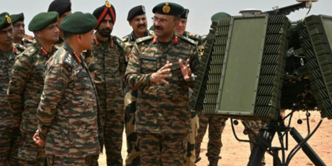 आधुनिक सैन्य प्रणालियों का निरीक्षण करते हुए सेनाध्यक्ष जनरल उपेंद्र द्विवेदी