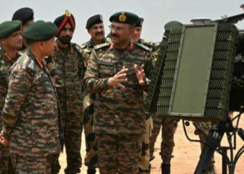 आधुनिक सैन्य प्रणालियों का निरीक्षण करते हुए सेनाध्यक्ष जनरल उपेंद्र द्विवेदी