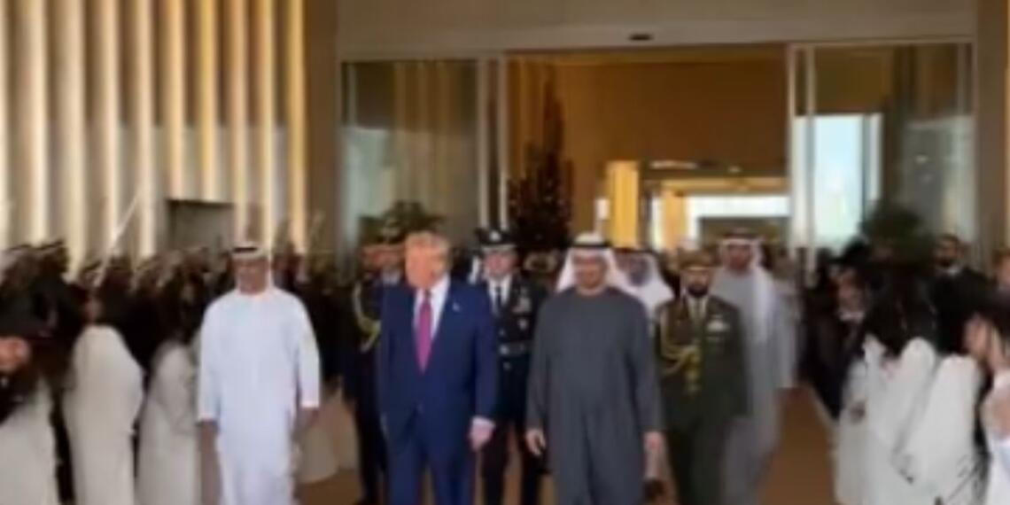 अबू धाबी पहुंचते ही डोनाल्ड ट्रंप का हुआ पारंपरिक 'अल-अयाला' नृत्य से स्वागत